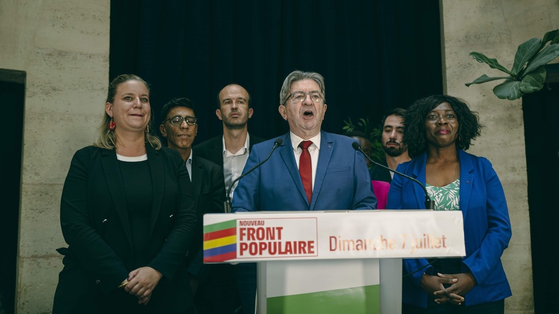 2024年7月7日、フランス国民議会の第2次選挙日に演説する左派の政党連合「新人民戦線」(NFP)の「不服従のフランス」党を率いるジャン=リュック・メランション氏(写真・2024 Bloomberg Finance LP)