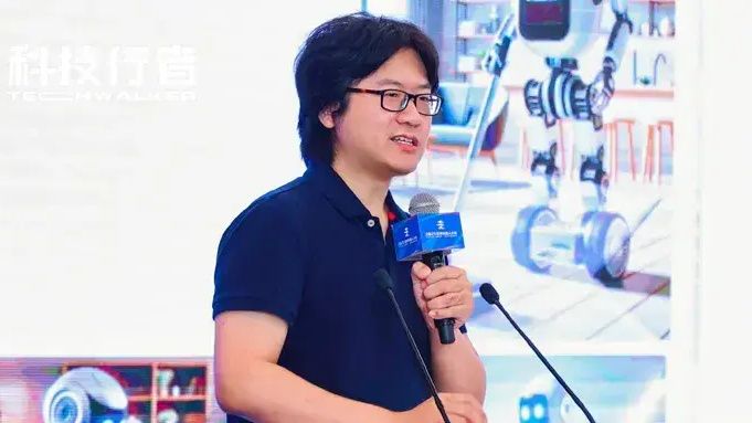 自変量機器人の王潜CEOは、ヒト型ロボットのAI性能が短期間で実用レベルに達すると予想する。写真は北京で開催された「世界ロボット大会」でスピーチする王CEO（同社ウェブサイトより）