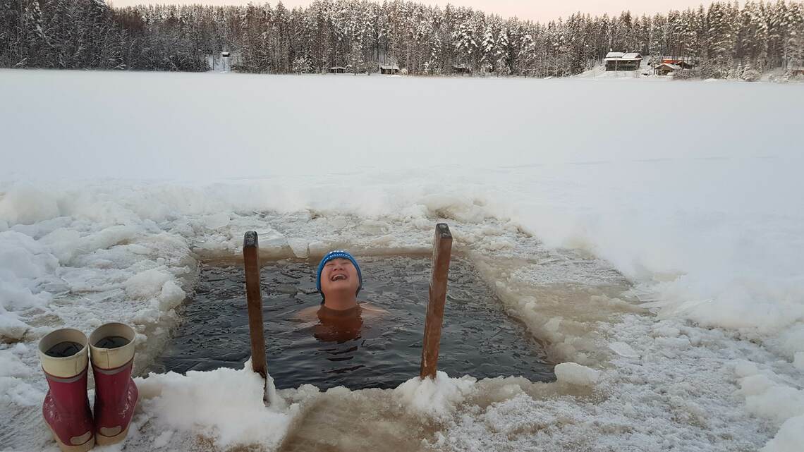 凍った湖に穴を開けて「アイスホールスイミング」を楽しむのも、フィンランド人のあいだで根強く人気のある健康法（写真提供：こばやし あやなさん）