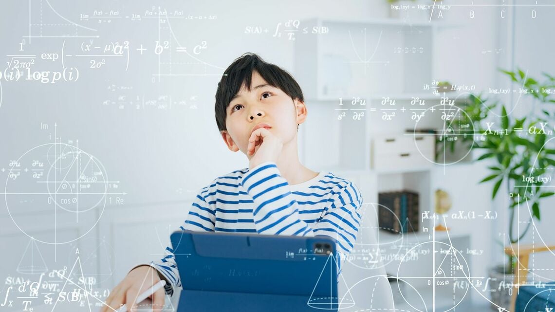 タブレットで算数の勉強をする男の子