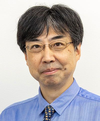 清水栄司（しみず・えいじ）千葉大学大学院医学研究院教授千葉大学医学部附属病院認知行動療法センター センター長千葉大学子どものこころの発達教育研究センター センター長認知行動療法のスペシャリストとして、不安症（社交不安症、パニック症など）、強迫症、うつ病、慢性疼痛、不眠症などの治療に、複数のセラピストとともに当たる。著書に、『自分で治す「社交不安症」』(法研)、『あれこれ気にしすぎて疲れてしまう人へ 精神科医30年のドクターが教える傷ついた心の完全リセット術』(徳間書店)、『ナイーブさんを思考のクセから救う本』（ワニブックス）など（写真は本人提供）