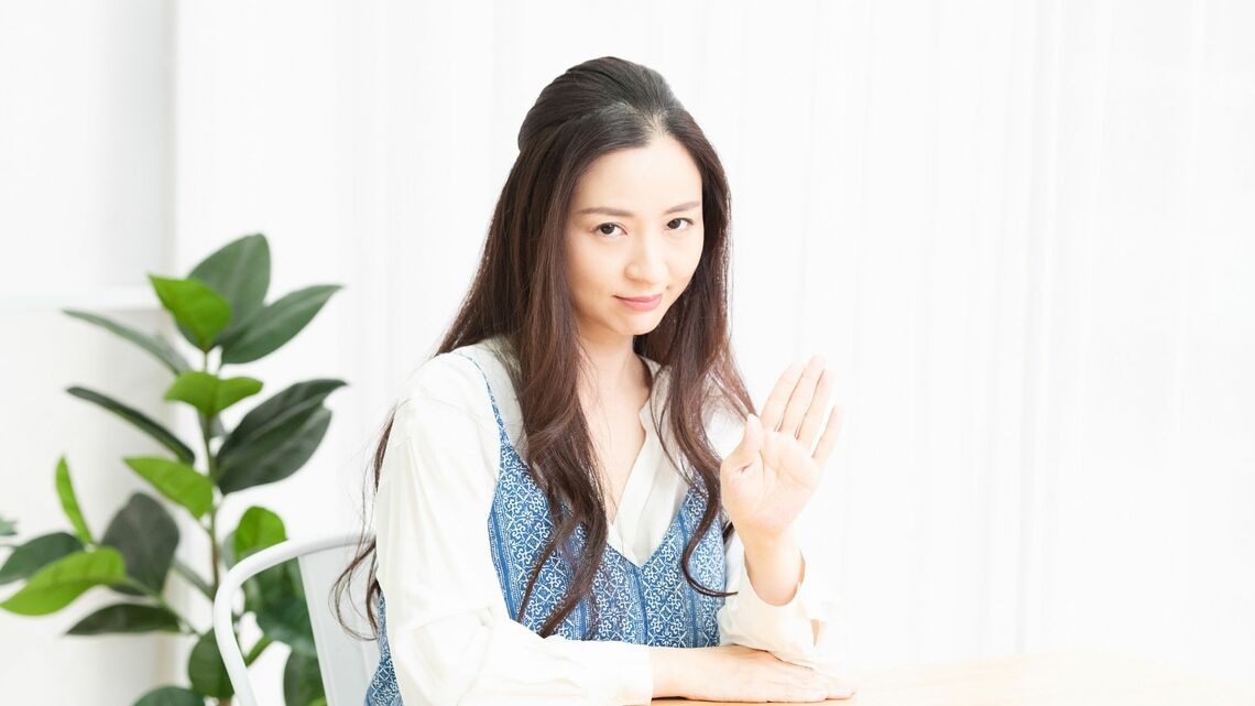 病気を患うと、「○○を飲むといい」「××医が名医だから転院したほうがいい」などと言ってくる人たちがいます。そんなときの対処法などを考えます(写真:GARAGE38/PIXTA)