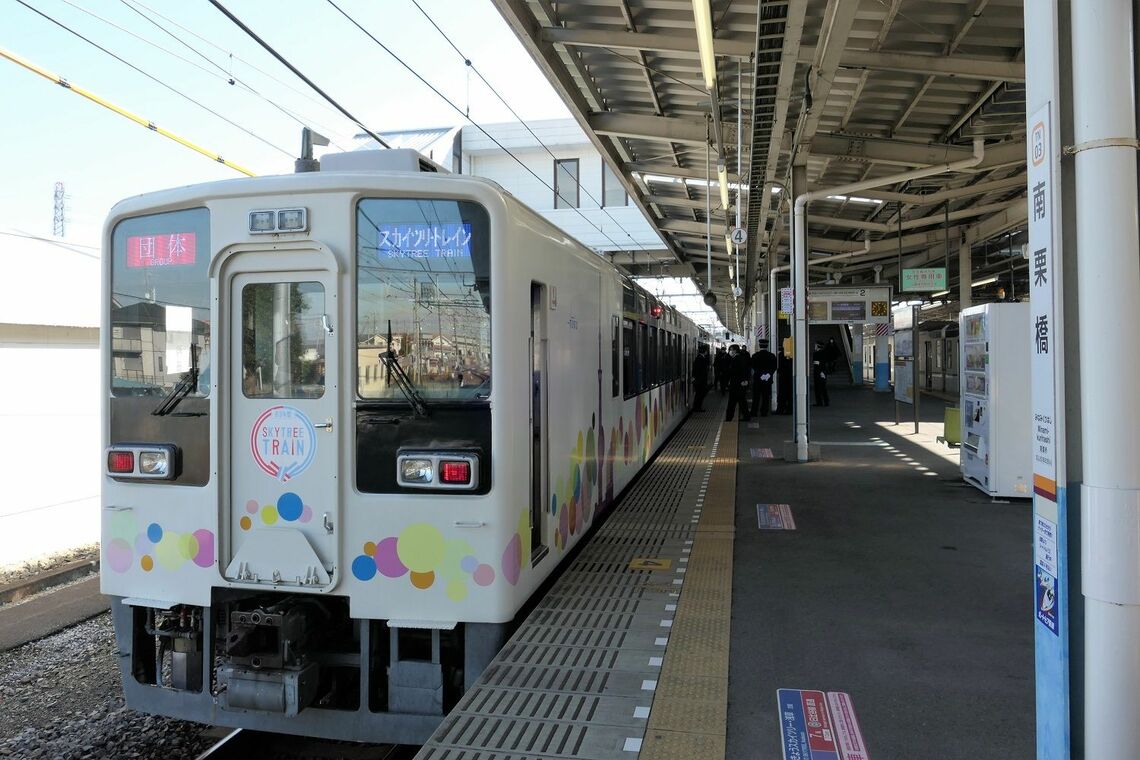 南栗橋駅で出発を待つスカイツリートレイン（記者撮影）