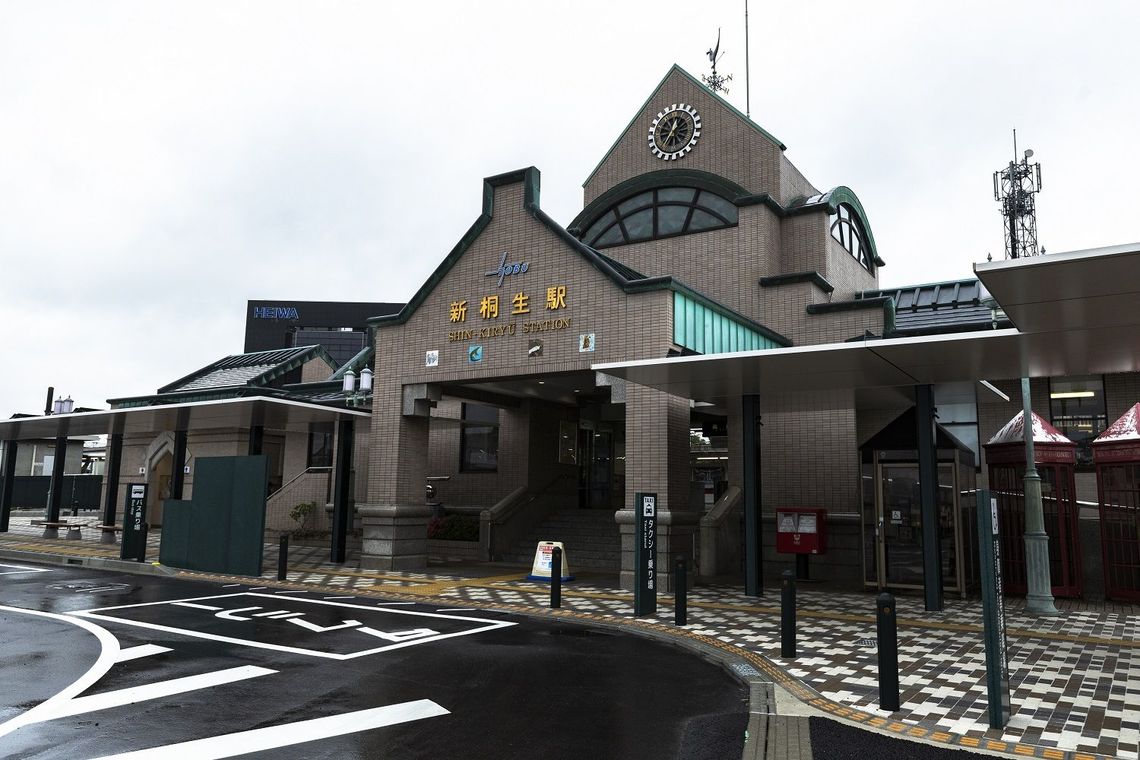 東京から見た桐生の玄関口はこの新桐生駅。駅舎のてっぺんには風見鶏（筆者撮影）