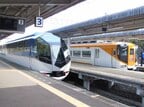 ビスタEXと並んだ「しまかぜ」