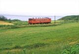 オホーツク海をバックに走る興浜北線の列車＝1983年6月（撮影：南正時）