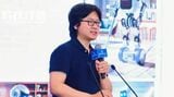 自変量機器人の王潜CEOは、ヒト型ロボットのAI性能が短期間で実用レベルに達すると予想する。写真は北京で開催された「世界ロボット大会」でスピーチする王CEO（同社ウェブサイトより）