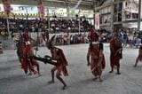 「戦争の舞」を踊る男たち。体育館の中が静まり返った（筆者提供写真）