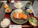 上ロースカツ定食（1500円）（筆者撮影）