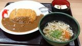 人気のカツカレー＋うどんセット （筆者撮影） 