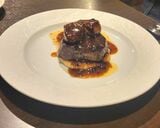 「俺の」を代表するシグネチャー「牛フィレ肉とフォアグラのロッシーニ」。当時は破格の1980円で提供し、これを求めて大行列ができた（筆者撮影）