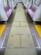 床にあるモーターの点検用蓋（記者撮影）