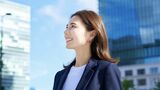 オフィス街に立つビジネスウーマン