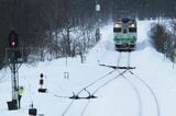 雪降る中、石北本線の緋牛内駅にやってきたキハ40形の普通列車（撮影：南正時）