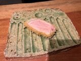 山形県平田牧場の『金華豚』リブロースは、もっちり食感でたんぱくな味わい。先端の脂身からは、野趣を感じる肉汁があふれる。「脂身はマグロのトロ感覚で、たまり醤油で食べるのがおすすめ」と野口さん（筆者撮影）