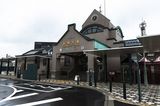 東京から見た桐生の玄関口はこの新桐生駅。駅舎のてっぺんには風見鶏（筆者撮影）