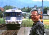 米坂線の列車とレイルウェイライターの種村直樹さん（撮影：南正時）