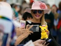 レディー･ガガ来日､その手にはピカチュウ 2年2カ月ぶり9回目の来日