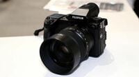 ｢100万円ミラーレス｣は本格派に選ばれるか 後発組の富士フイルムがカメラ市場に"一石"