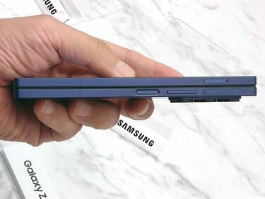 スマート折り畳み携帯 ダブルディスプレイ美品 折りたたみスマホの価格が高いのはなぜ？専門家に聞いてみた