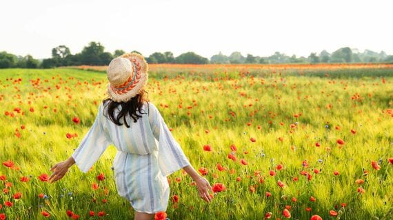 花畑にいる女性