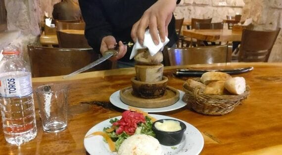 壺ケバブのパフォーマンス