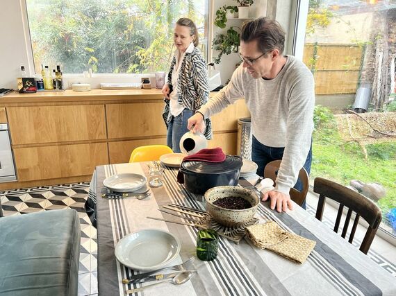 ピッチャーに入った水をグラスに注ぐアントニーさん