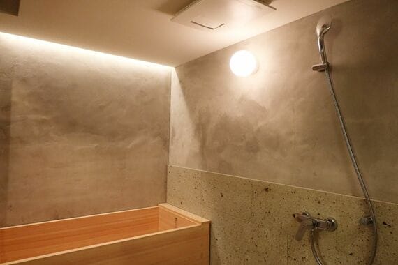 地元産の材木を使った浴室