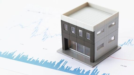 株価指数表とオフィスビル模型