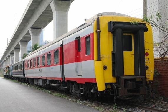 タイ国鉄 元ブルートレイン車両と日本製の特別車