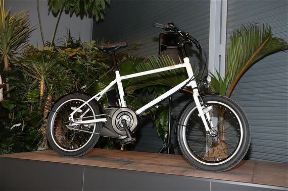 “街にさりげなく映えるスタイリッシュミニベロ”をコンセプトに、週末の街乗りや通勤などの利用をターゲットに開発された新型電動アシスト自転車のパス クレイグ アリー