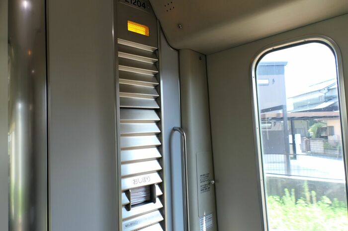 扉近くのおしぼりコーナー