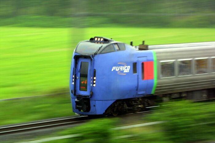 石勝線を疾走するキハ283系「スーパーおおぞら」