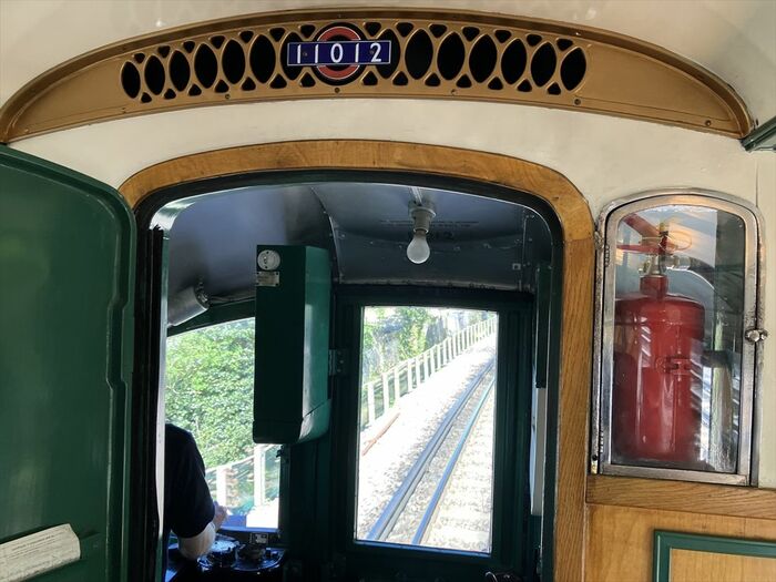 凝ったデザインの壁面と運転室のドア付近