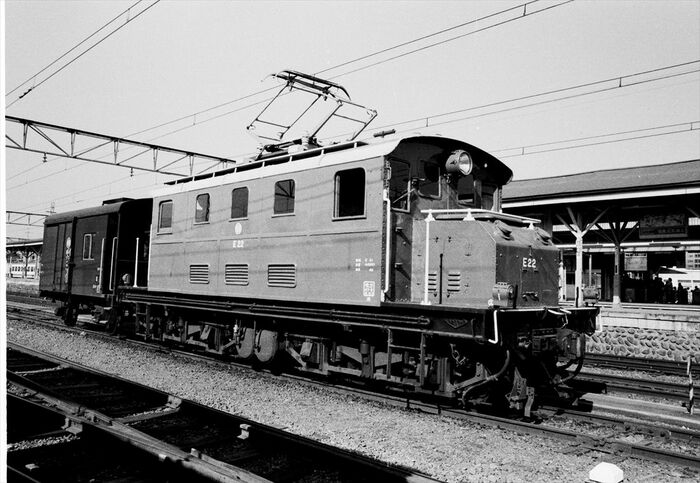 凸型車体が特徴だった電気機関車E22