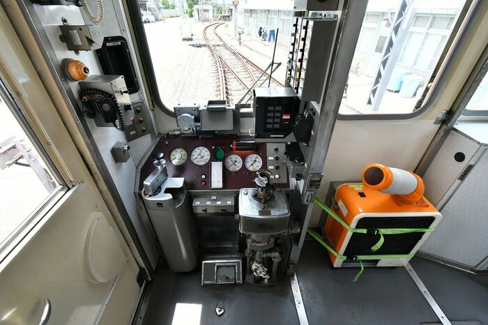アナログ式のメーターが並ぶ運転台。貫通扉前には
