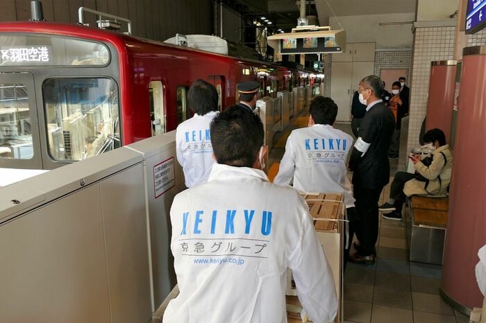 改札外の売り場へ向けホームを移動する