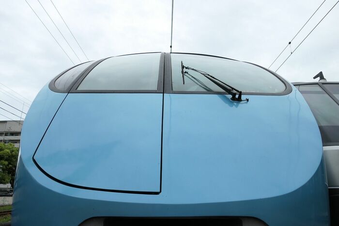 複雑な三次曲面で構成された前面