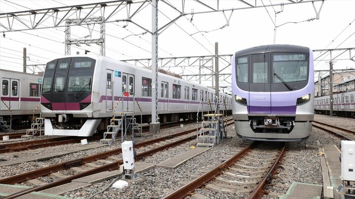2003年登場の08系（左）と並んだ18000系