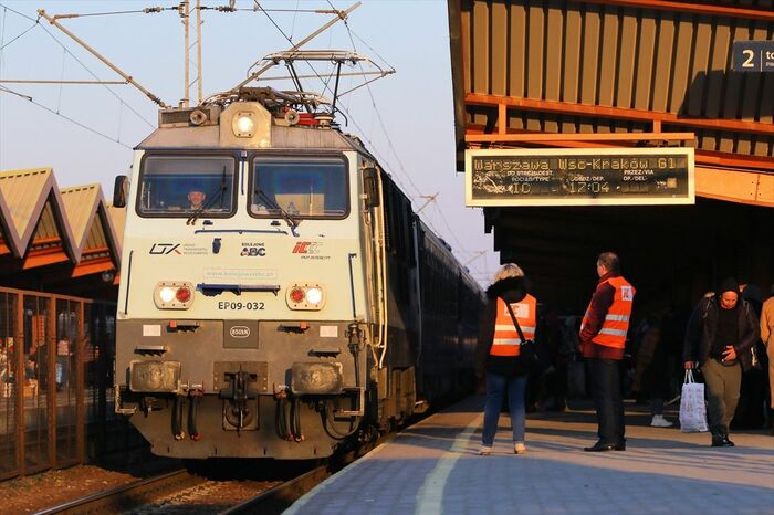 プシェミシルで発車を待つワルシャワ行きの列車