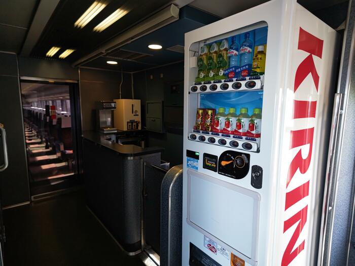 隣に飲料の自動販売機がある