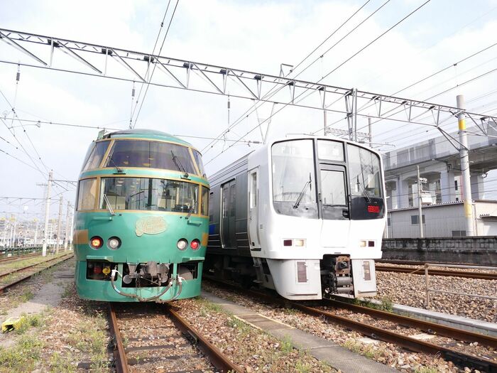 同世代の通勤電車と並ぶ