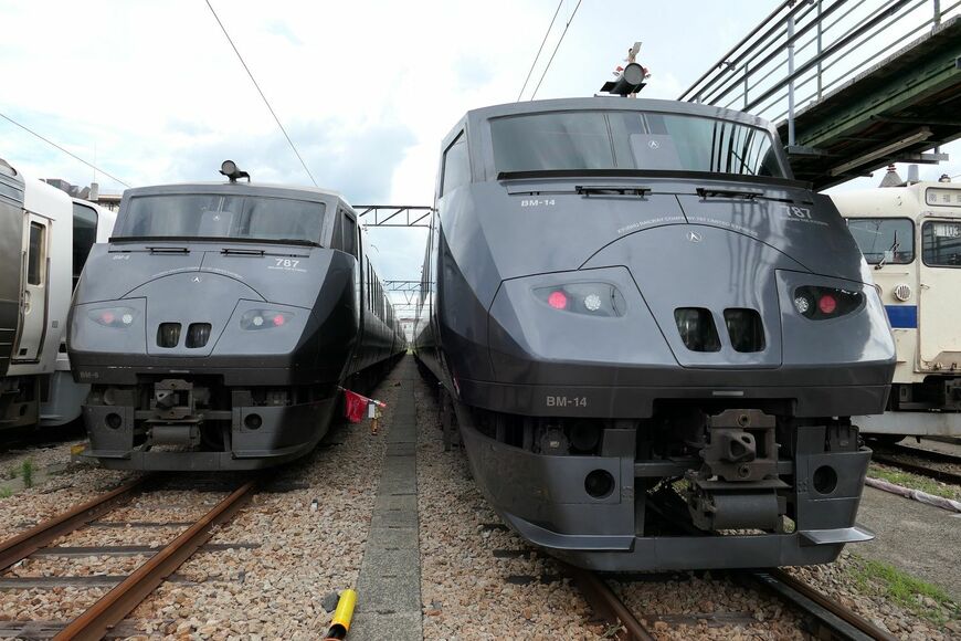 赤い尾灯が付くと愛嬌が出てくる（記者撮影）