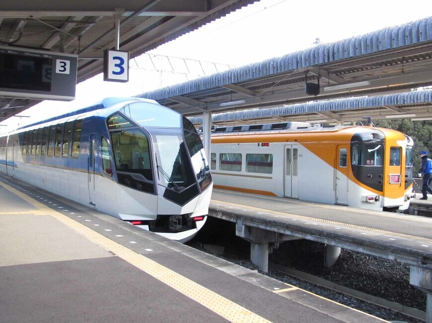 ビスタEXと並んだ「しまかぜ」（撮影：南正時）