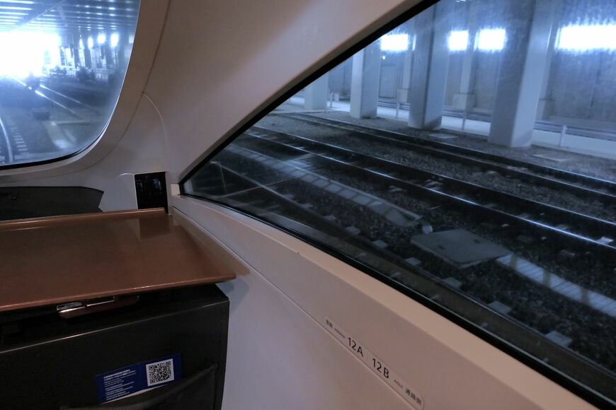 車両先端の窓は独特な形状（記者撮影）