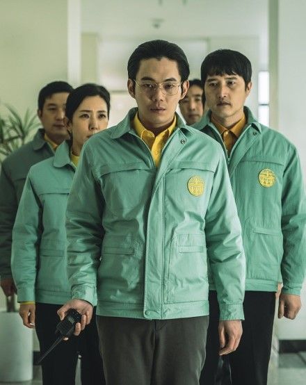 人気韓国ドラマ『梨泰院クラス』でコメディ演技をみせたリュ・ギョンスが今作では悪役を演じている（画像：Netflix）