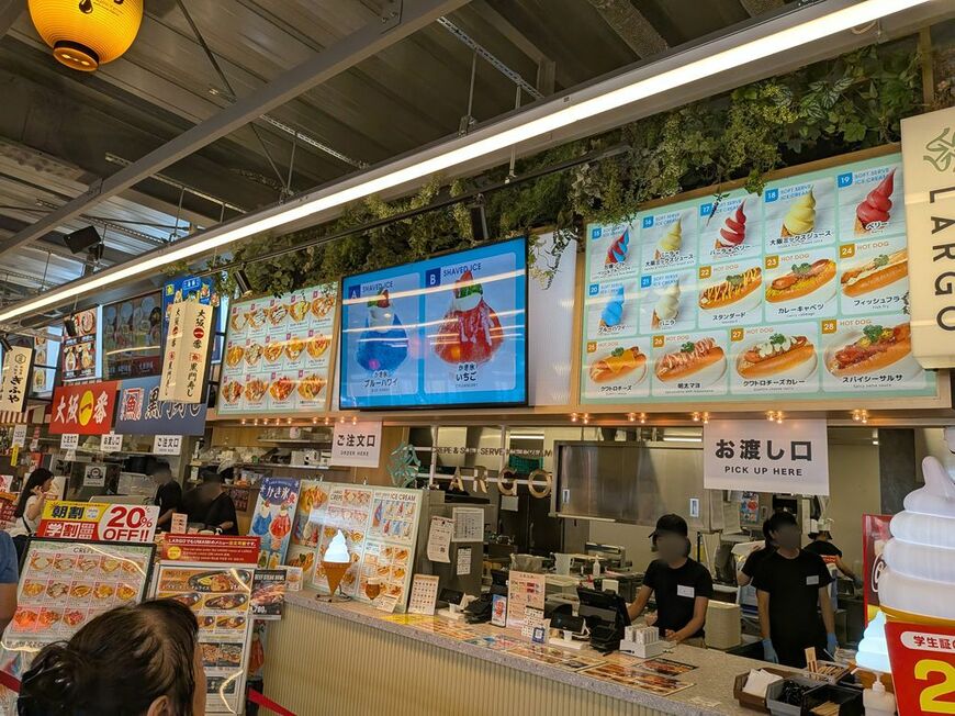 「LARGO」ではホットドッグ、色とりどりのソフトクリームを販売（筆者撮影）