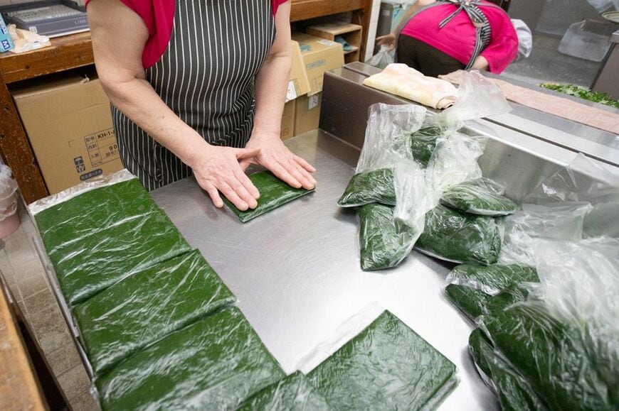 ヨモギの仕込みは、湯がいて、ミキサーにかけて絞ってペースト状に。それを一回分ずつに小分けして急速冷凍してストックする（筆者撮影）