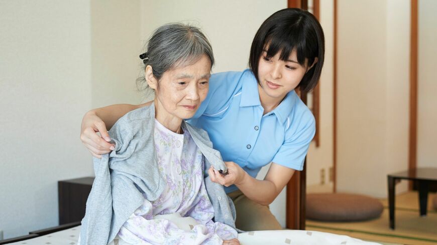 在宅介護にはどの程度の費用がかかるのでしょうか（写真：つむぎ／PIXTA）