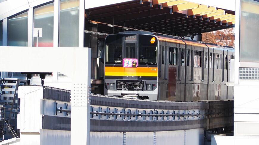 多摩センター駅に停まる多摩都市モノレールの車両